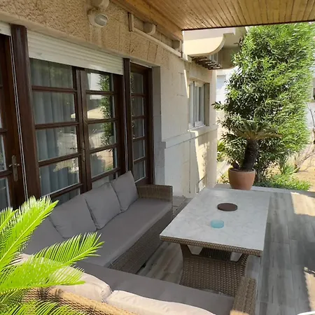 On Location, With Pool, Sea View And Exotic Garden 스플리트