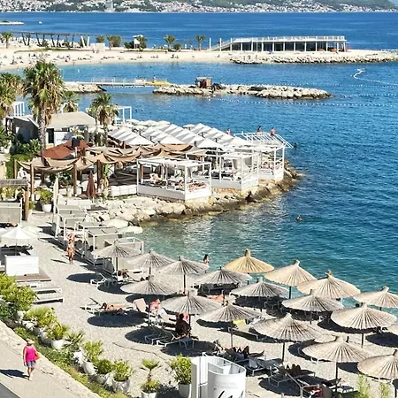 Apartament Sea View - Beachside, With Private Pool, Tropical Garden & Terrace Split